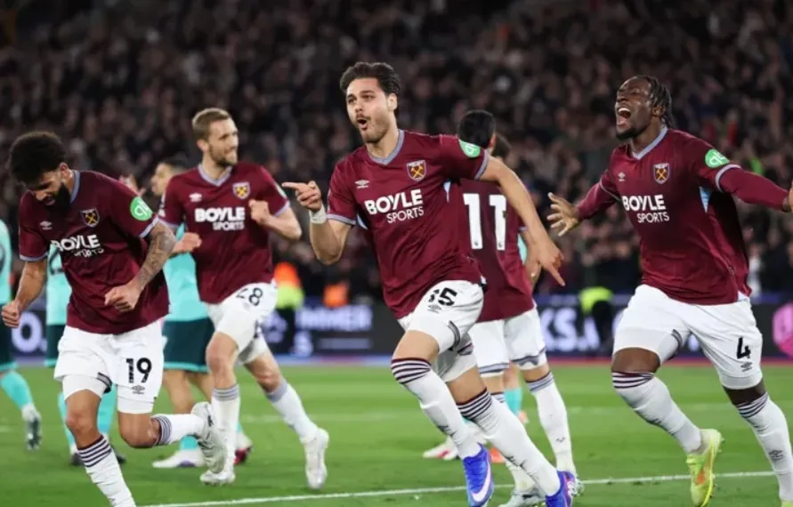 บทสรุปพรีเมียร์ลีก: เวสต์แฮมปีนออกจากโซนตกชั้นพร้อมชัยชนะเหนือวูล์ฟส์